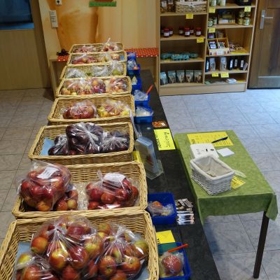 Äpfel kaufen im Hofladen Ebersried