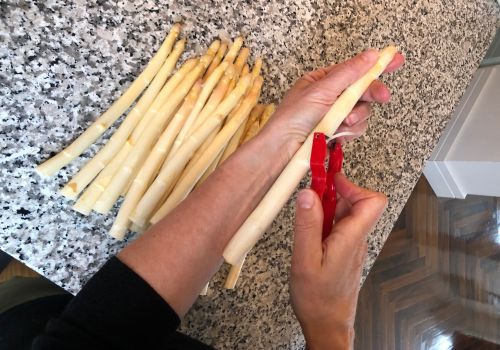weißen Spargel schälen