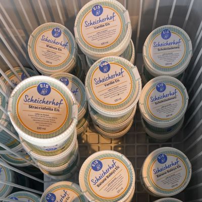 Eisbecher mit verschiedenen Eissorten vom Scheicherhof