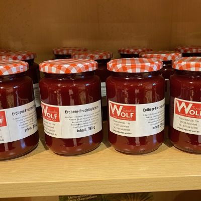 Gläser mit selbstgemachtem Erdbeer-Fruchtaufstrich der Familie Wolf